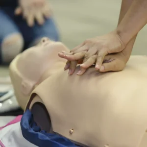 Curso de RCP para aprender maniobras de reanimación cardiopulmonar y uso de desfibrilador