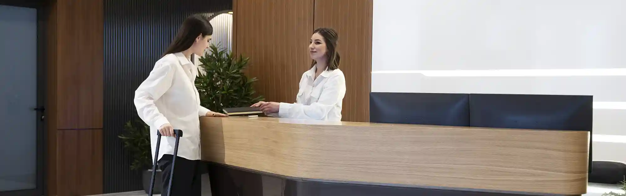 Desfibrilador instalado en un hotel para cardioprotección de huéspedes y empleados